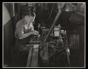 Munka monotípiás gépen az Unz und Co.-nál, 24 Beaver Street, New York, 1932 (ezüst zselatin nyomat)